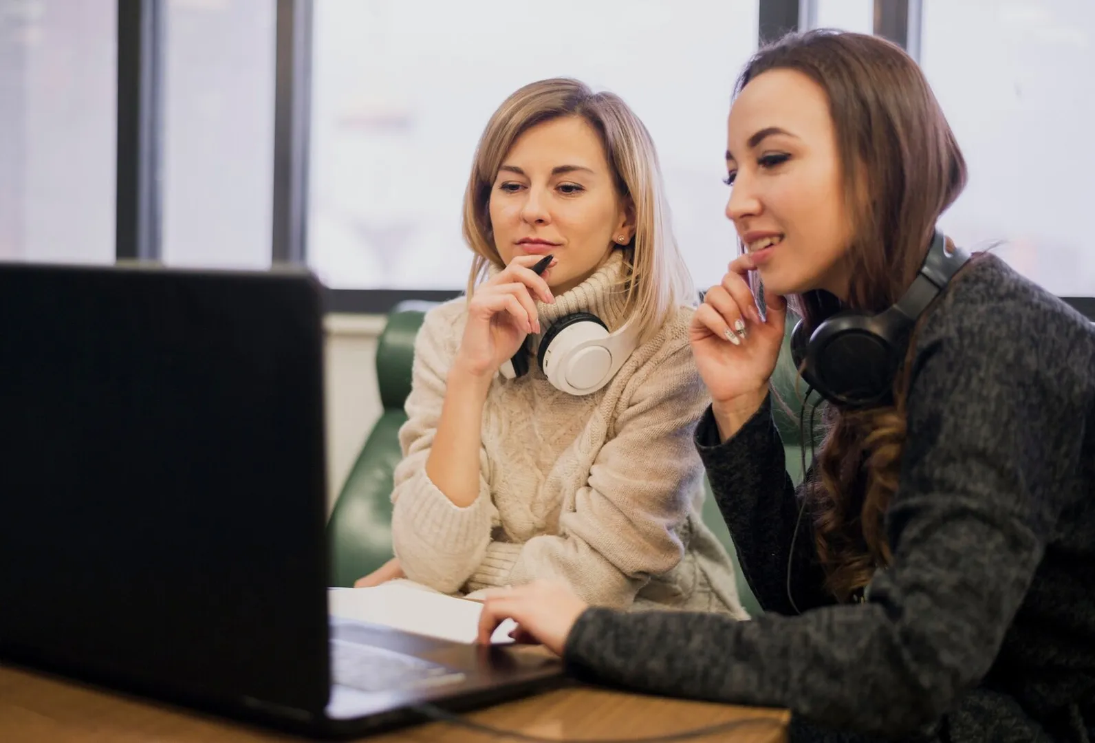 Simultaneous Interpretation Series Part 2 of 6: Selecting a Quality Simultaneous Interpreter