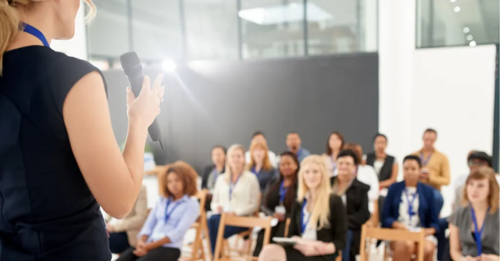 Body Gestures Examples in Public Speaking for Better Audience Engagement